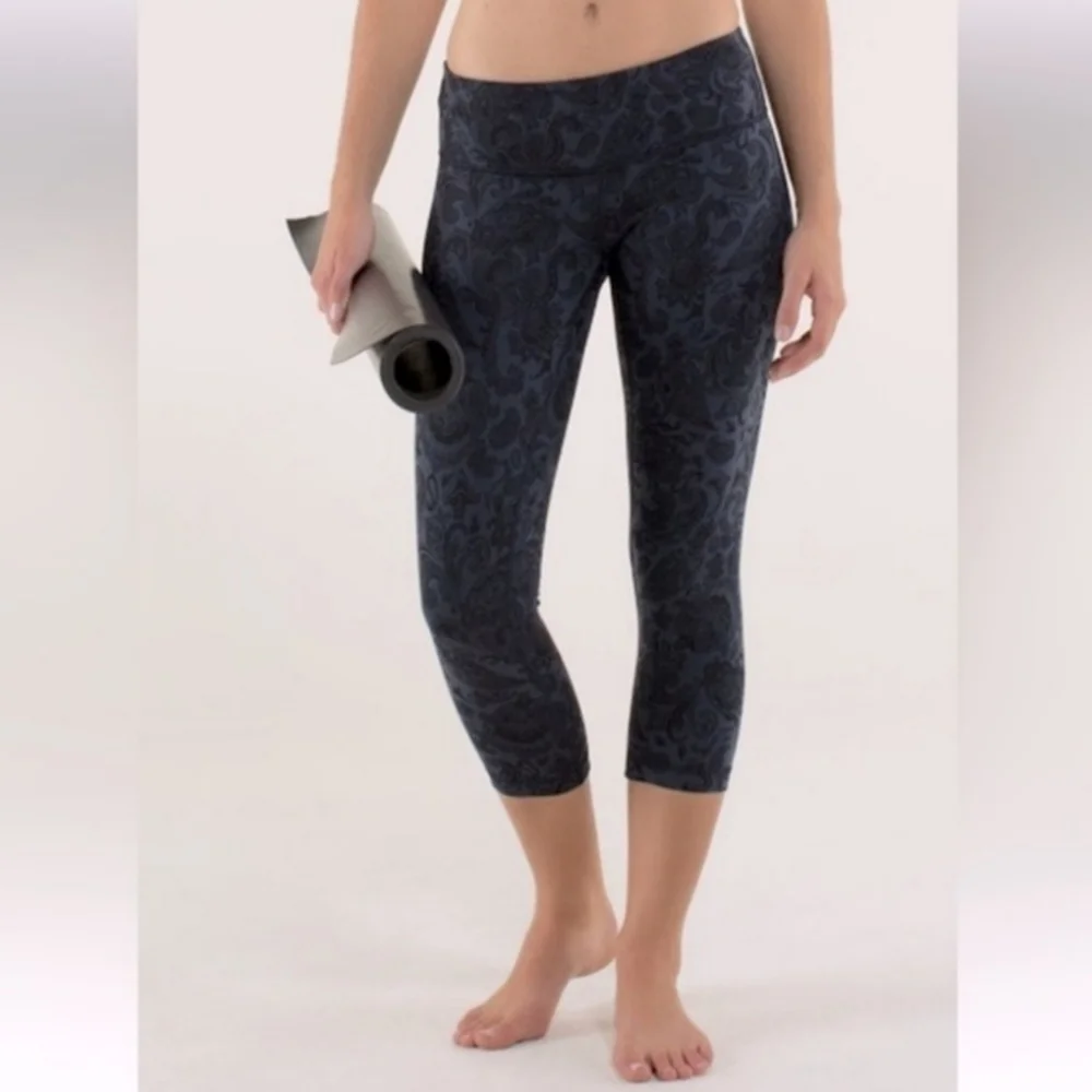 Lululemon Wunder Under blue black paisley crop leggings